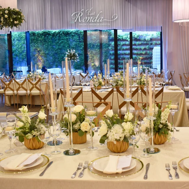 Imagina cada uno de tus eventos con mesas bellamente decoradas con copas relucientes, listas para recibir a tus invitados con el mejor gusto.

¡Creamos ambientes con estilo!

Agenda ahora para conocer el salón.
📲https://walink.co/e7e93e

#salonyjardinlaronda #weddingseason2025 #larondasalonyjardin #salonlaronda #wedding #eventsdesign #eventoslaronda #XVaños #event #bodas #sweet16 #sweet16ideas #eventosespeciales #weddingtrend